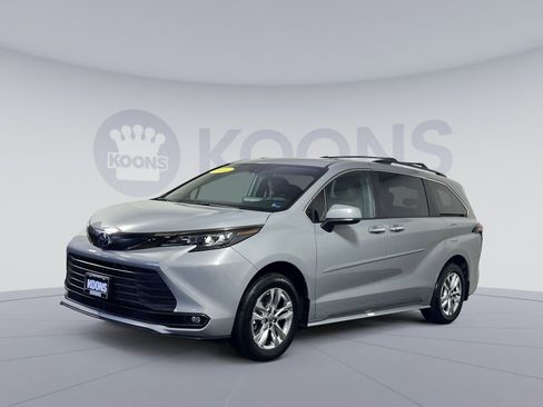 Used 2023 Toyota Sienna XLE Woodland Edition AWD/4WD image 5