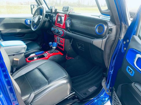 Used 2018 Jeep Wrangler Unlimited Sahara image 18