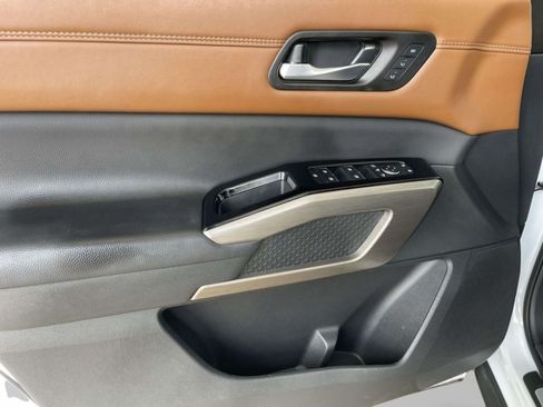 Used 2025 Nissan Pathfinder Platinum FWD image 16