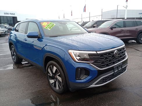 Used 2025 Volkswagen Atlas Cross Sport SE image 1