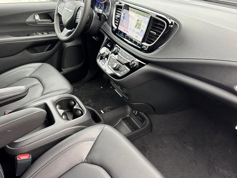 New 2026 Chrysler Pacifica Select image 16
