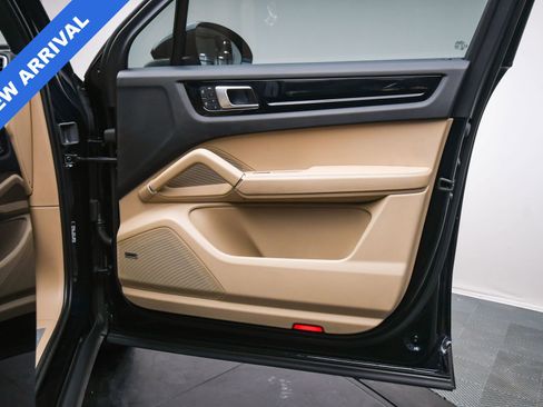 Used 2023 Porsche Cayenne Platinum Edition image 45