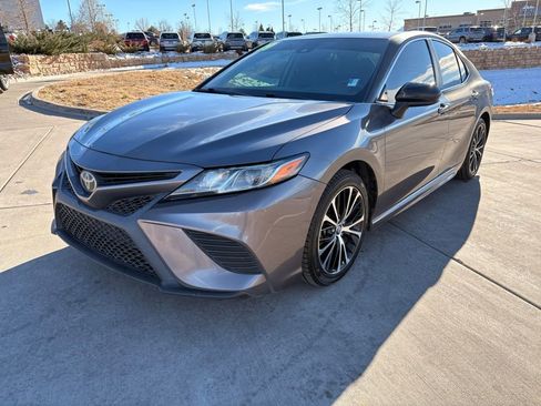 Used 2019 Toyota Camry SE image 3