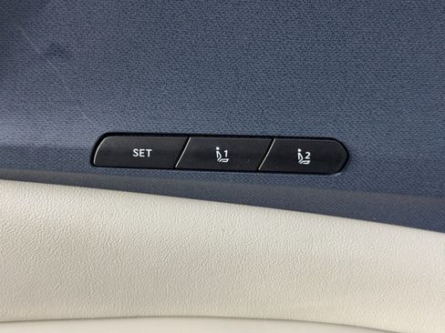 Used 2025 Kia Carnival EX image 17