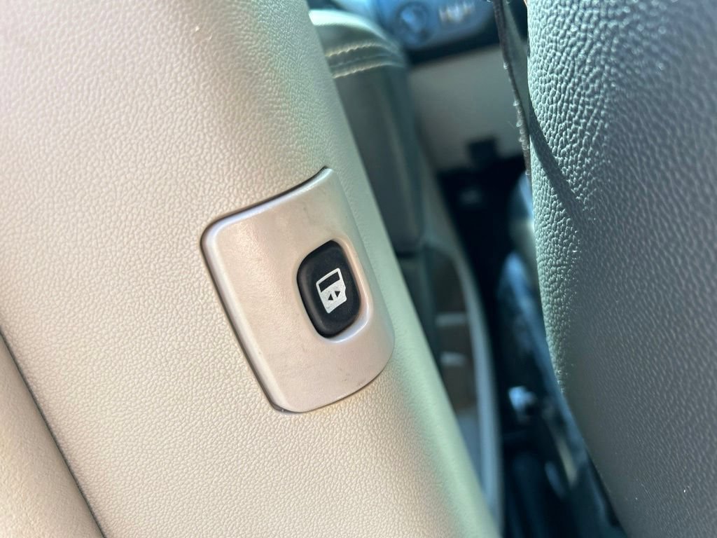 Used 2013 Chrysler Town & Country Touring FWD image 22
