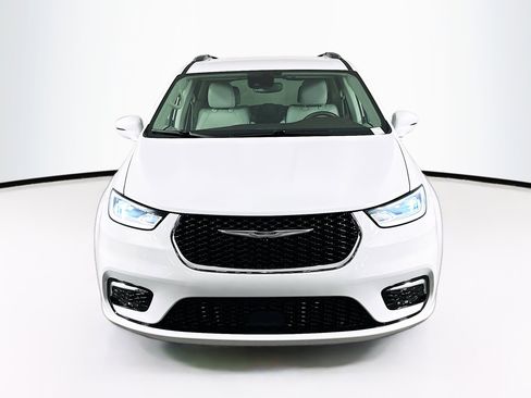 Used 2021 Chrysler Pacifica Touring-L image 2