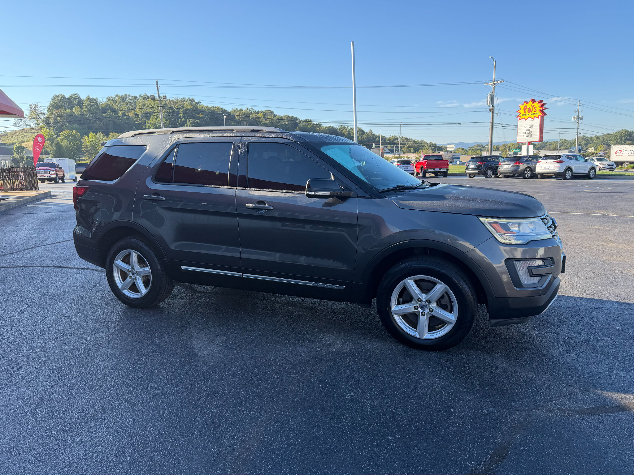 Used 2017 Ford Explorer XLT w/ Equipment Group 202A AWD/4WD image 2