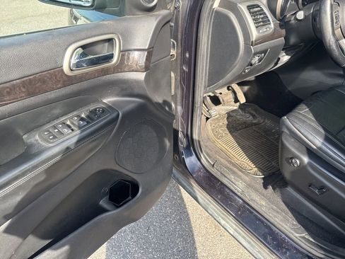 Used 2011 Jeep Grand Cherokee Laredo image 16