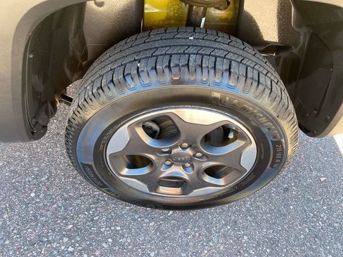 Used 2017 Jeep Renegade Latitude image 9