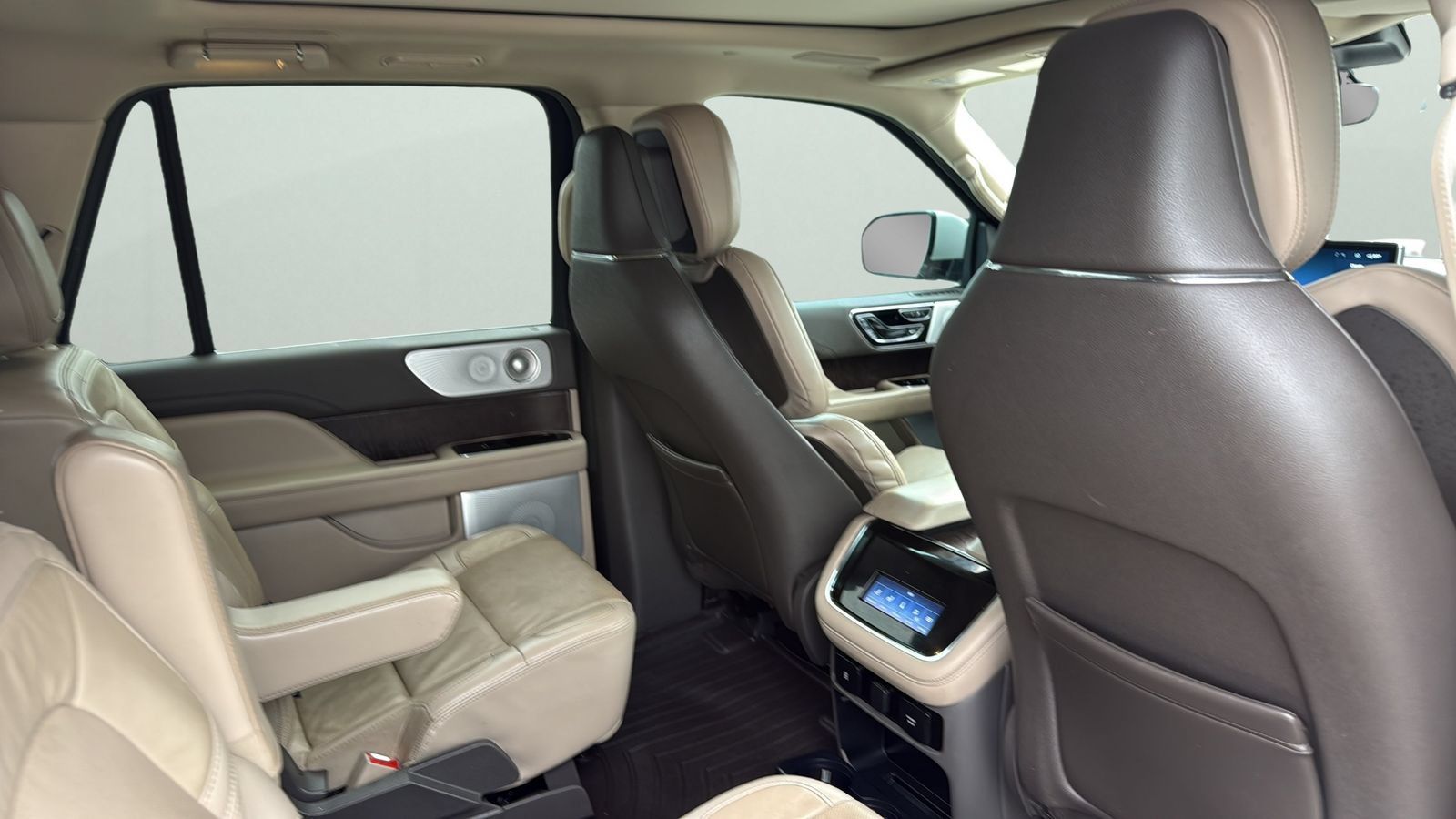 Used 2023 Lincoln Navigator L Reserve AWD/4WD image 28