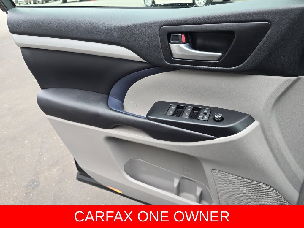 Used 2017 Toyota Highlander XLE AWD/4WD image 28