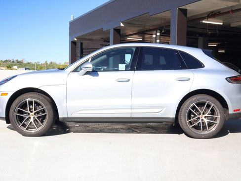 Certified 2025 Porsche Macan image 2