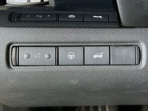 Used 2025 Nissan Pathfinder SV FWD image 17