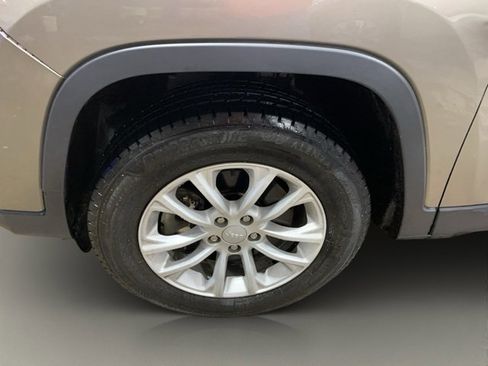 Used 2019 Jeep Cherokee Latitude w/ Popular Appearance Group image 25