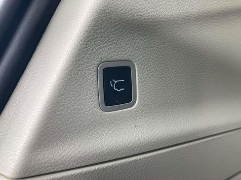 Used 2023 Chrysler Pacifica Touring-L image 15