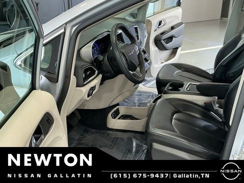 Used 2023 Chrysler Pacifica Touring-L FWD image 6
