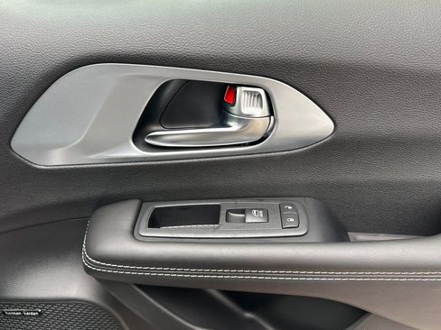 New 2026 Chrysler Pacifica Limited w/ Uconnect Theater Family Group FWD image 21