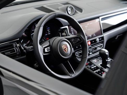 Certified 2025 Porsche Macan image 10