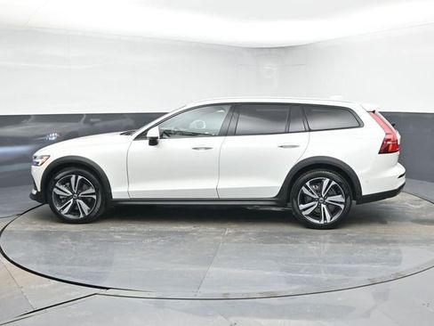 Used 2025 Volvo V60 B5 Cross Country Plus image 5