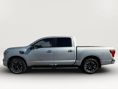 Used 2019 Nissan Titan SV image 3