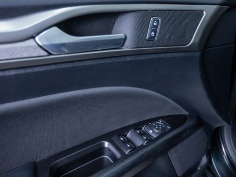 Used 2017 Ford Fusion SE w/ Fusion SE Technology Package image 17