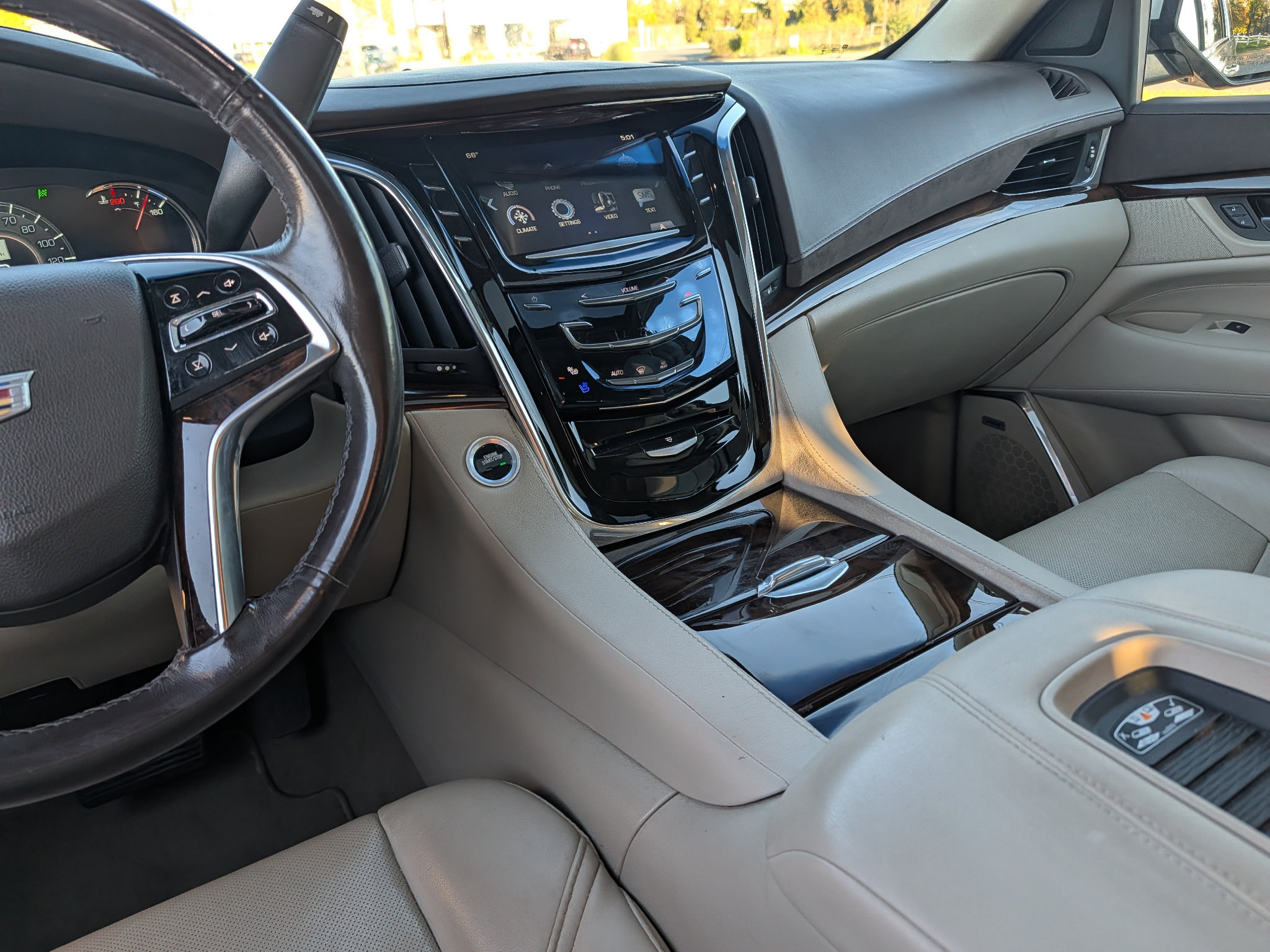 Used 2017 Cadillac Escalade ESV Luxury AWD/4WD image 26