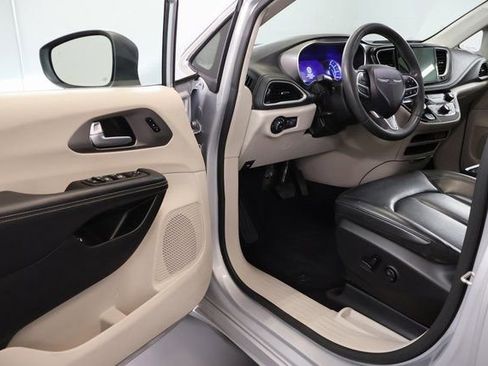 Used 2023 Chrysler Pacifica Touring-L FWD image 8