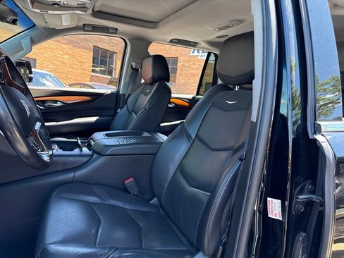 Used 2018 Cadillac Escalade Luxury AWD/4WD image 7
