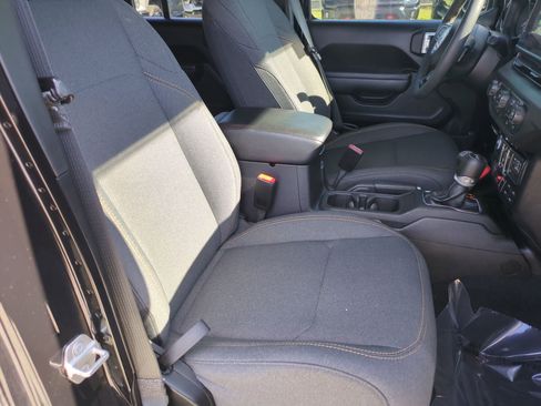 Used 2024 Jeep Wrangler Unlimited AWD/4WD image 32