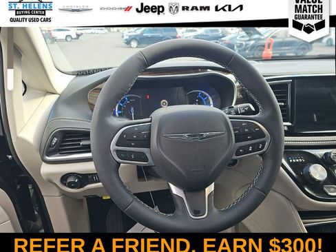 Used 2023 Chrysler Pacifica Limited w/ Uconnect Theater Family Group FWD image 11