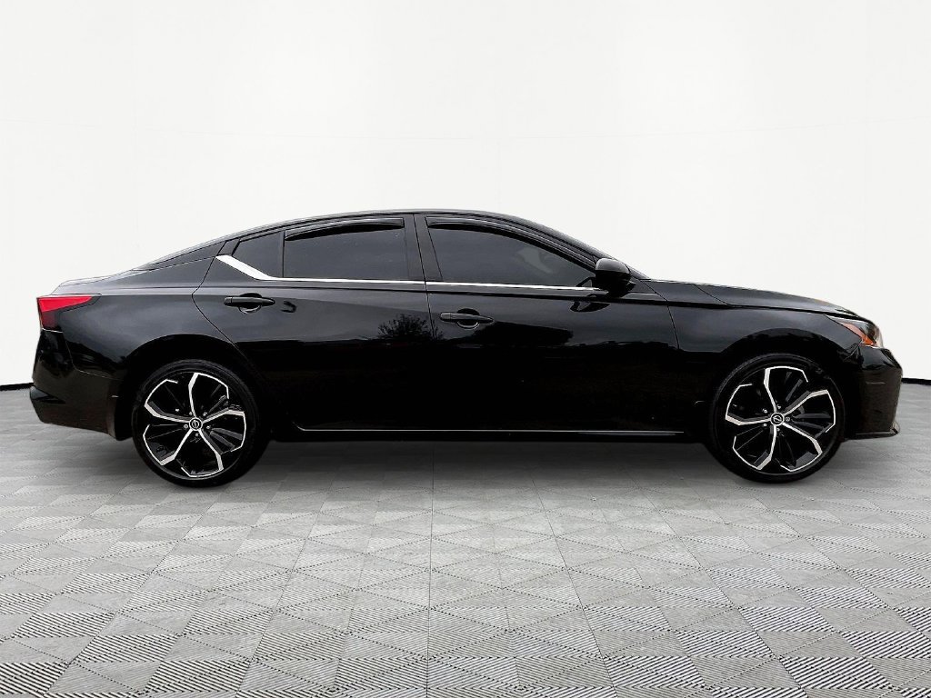 Used 2024 Nissan Altima 2.5 SR w/ SR Premium Package FWD image 5