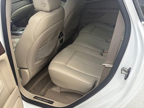 Used 2011 Cadillac SRX Luxury image 4