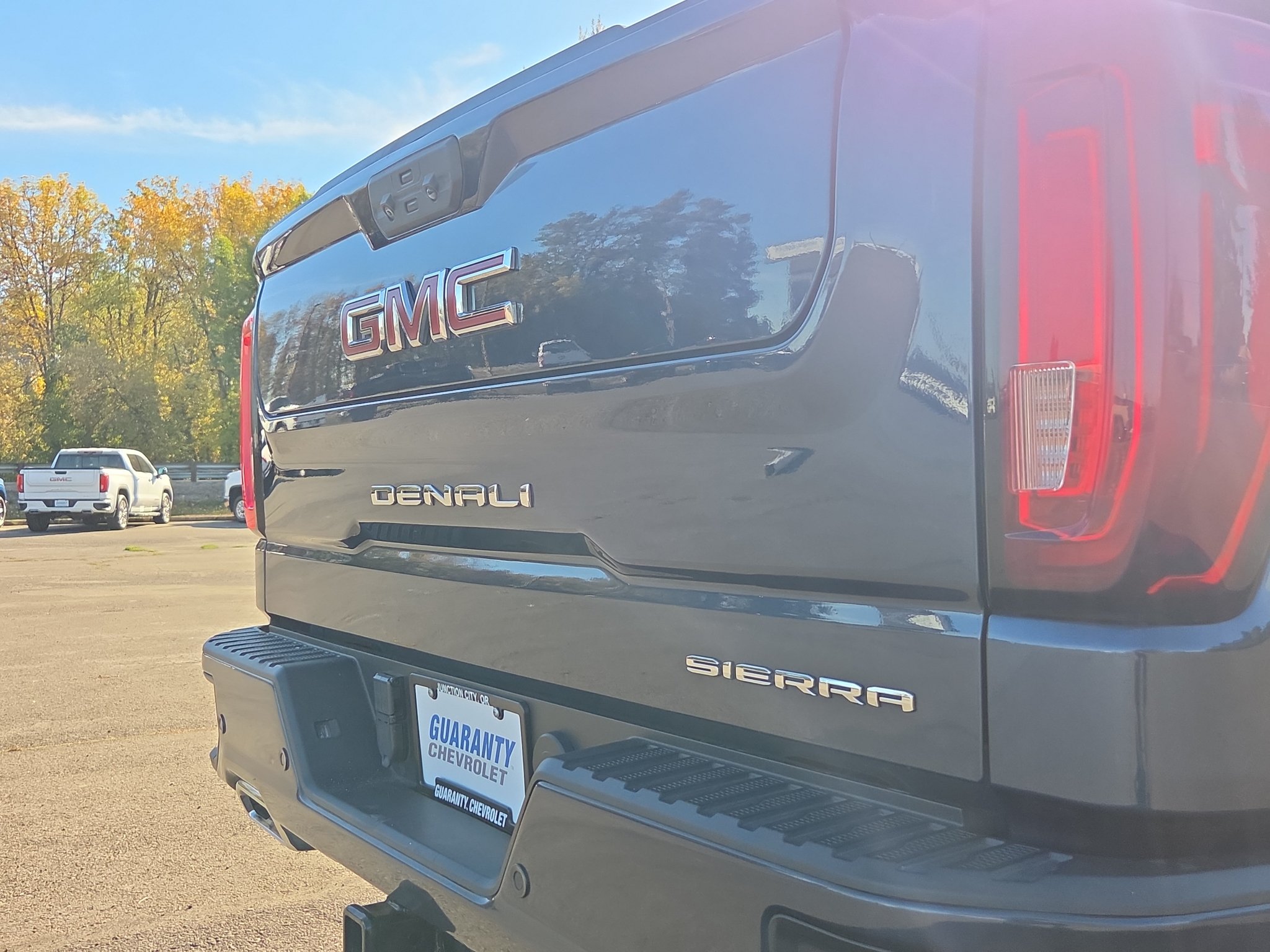 Used 2022 GMC Sierra 1500 Denali w/ Technology Package AWD/4WD image 10