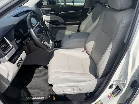 Used 2019 Toyota Highlander Limited Platinum FWD image 22