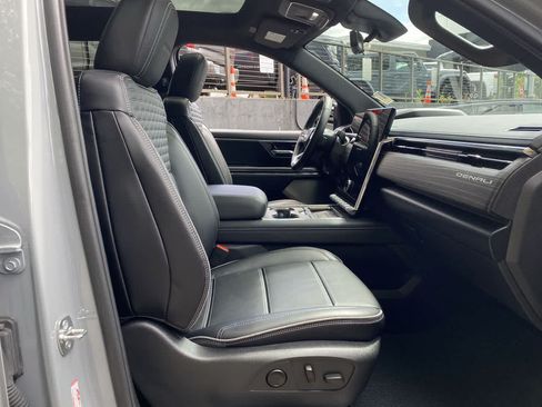 Used 2025 GMC Sierra EV Denali AWD/4WD image 18
