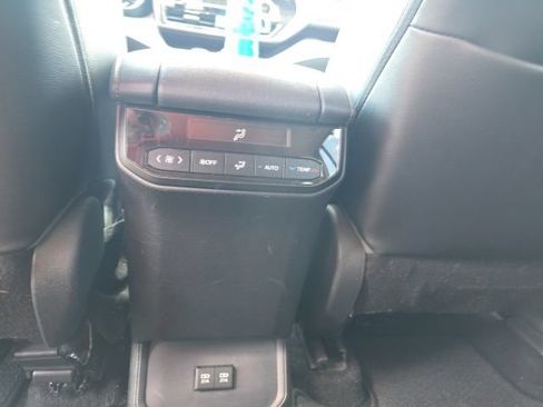 Used 2020 Toyota Highlander XLE AWD/4WD image 12