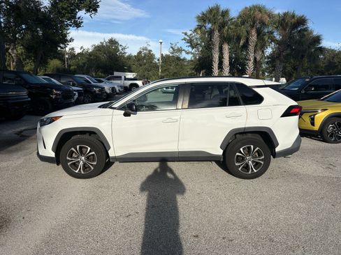 Used 2019 Toyota RAV4 LE FWD image 4
