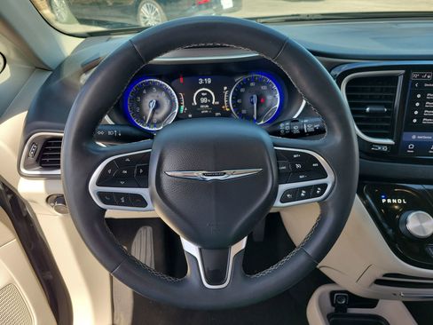 Used 2023 Chrysler Pacifica Touring-L FWD image 31