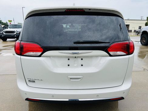 Used 2017 Chrysler Pacifica Touring-L FWD image 37