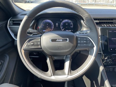 Used 2025 Jeep Grand Cherokee Altitude AWD/4WD image 16