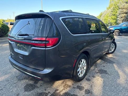 Used 2022 Chrysler Pacifica Touring-L FWD image 3