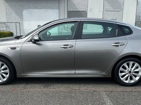Used 2018 Kia Optima LX w/ 17" Alloy Wheels Package FWD image 8