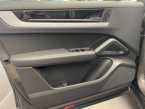 Used 2025 Porsche Cayenne image 20