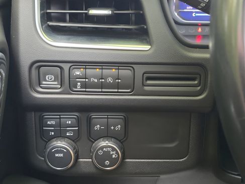 Used 2024 Chevrolet Suburban LT AWD/4WD image 25