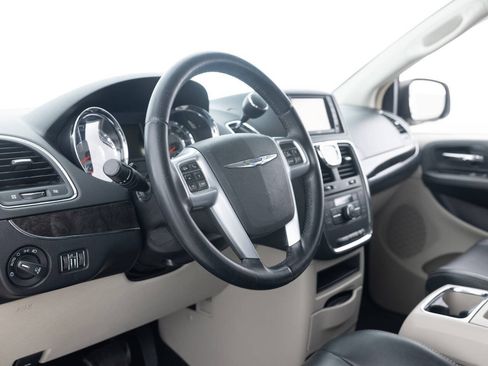 Used 2013 Chrysler Town & Country Touring FWD image 25