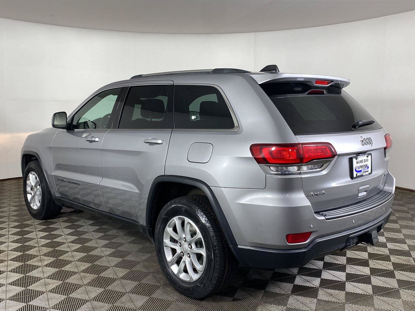 Used 2021 Jeep Grand Cherokee Laredo AWD/4WD image 4