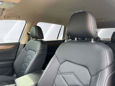 Used 2025 Volkswagen Atlas SE image 8