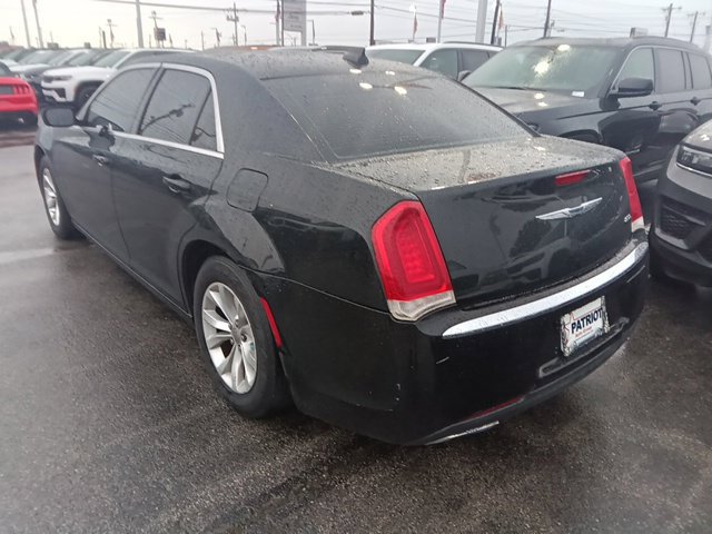 Used 2015 Chrysler 300 Limited RWD image 3