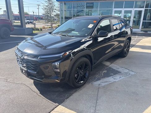 Used 2025 Chevrolet Trax ACTIV w/ Sunroof Package image 2