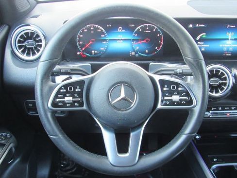 Used 2022 Mercedes-Benz GLB 250 w/ Premium Package Lite image 33